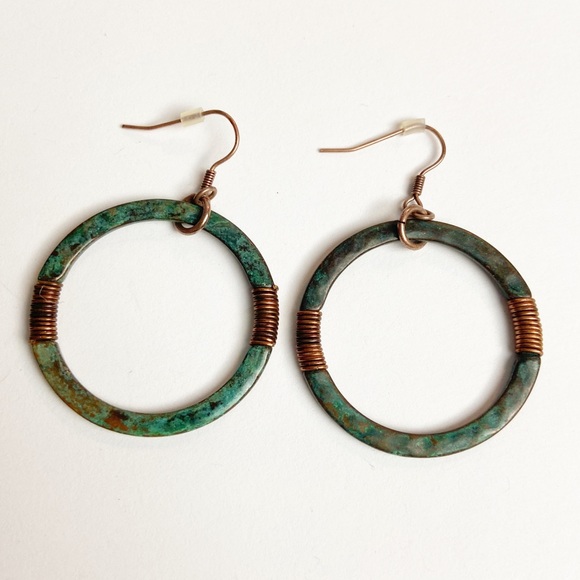 Copper patina boho circle drop earrings - Picture 3 of 5
